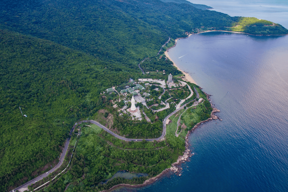 Chùa Linh Ứng Bãi Bụt có địa thế phong thủy tựa núi hướng biển (Nguồn: Premier Village Danang Resort Managed by Accor)